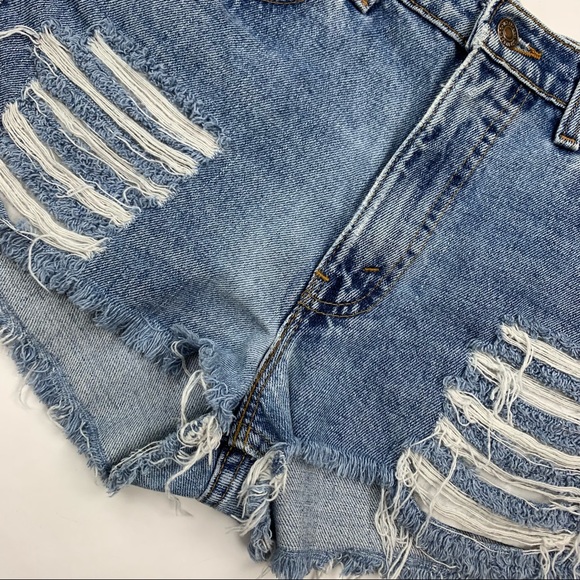 Levi’s Distressed Denim Cut Off Shorts Mens 30 Women’s 4/6 - Picture 5 of 11